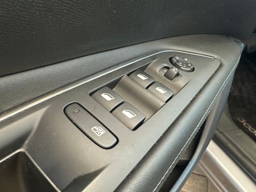 Peugeot 3008 1.2 PureTech Blue Lease Premium | Achterbank in delen neerklapbaar | Achteruitrijcamera | Apple C... ActivLease financial lease