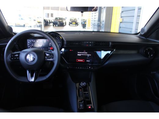Alfa Romeo Junior 1.2 Turbo Hybrid Ibrida | Adaptieve cruise control | Full-LED | Parkeersensoren achter | Apple ca... ActivLease financial lease