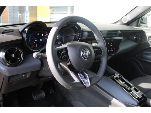 Alfa Romeo Junior 1.2 Turbo Hybrid Ibrida | Adaptieve cruise control | Full-LED | Parkeersensoren achter | Apple ca... ActivLease financial lease