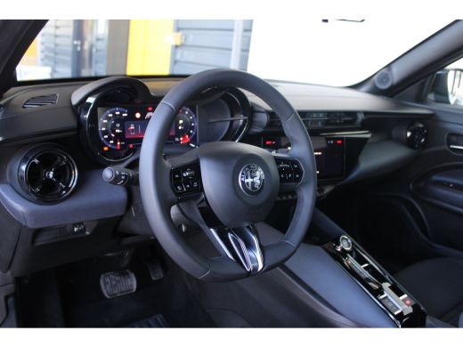 Alfa Romeo Junior 1.2 Turbo Hybrid Ibrida | Adaptieve cruise control | Full-LED | Parkeersensoren achter | Apple ca... ActivLease financial lease
