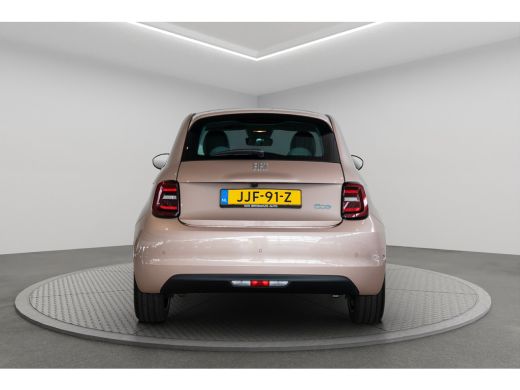 Fiat 500e La Prima 42 kWh | 8 Jaar Garantie | SOH 100% | Camera | Kunstlederen bekleding | Stoelverwarming ... ActivLease financial lease
