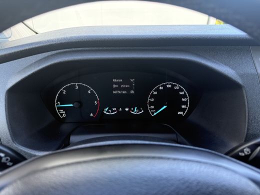 Ford Transit Custom 2.0 TDCI / L2H1 / 1e EIG. / AIRCO / CRUISE / 2.8 TONS TREKHAAK / STOELVERW / PDC / DAKDRAGERS ActivLease financial lease