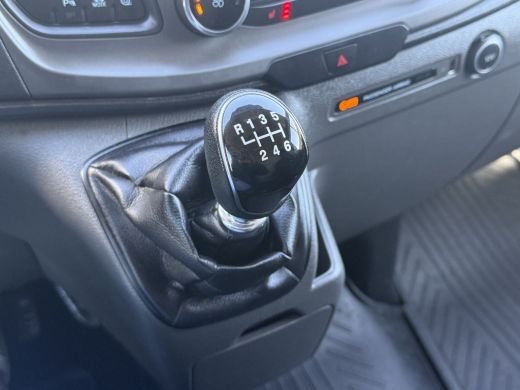 Ford Transit Custom 2.0 TDCI / L2H1 / 1e EIG. / AIRCO / CRUISE / 2.8 TONS TREKHAAK / STOELVERW / PDC / DAKDRAGERS ActivLease financial lease