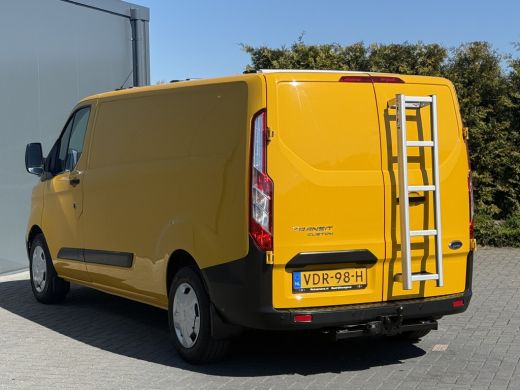 Ford Transit Custom 2.0 TDCI / L2H1 / 1e EIG. / AIRCO / CRUISE / 2.8 TONS TREKHAAK / STOELVERW / PDC / DAKDRAGERS ActivLease financial lease
