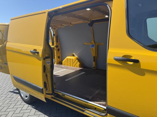 Ford Transit Custom 2.0 TDCI / L2H1 / 1e EIG. / AIRCO / CRUISE / 2.8 TONS TREKHAAK / STOELVERW / PDC / DAKDRAGERS ActivLease financial lease