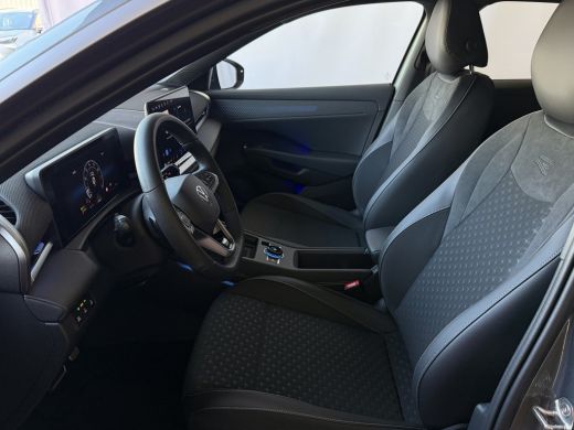 Volkswagen T-Roc 1.5 eTsi R-LINE 150PK EDITION TREKHAAK BLACK STYLE 19''LMV IQ LED/GRIL/LOGO STOEL/STUUR.VERW ELEK... ActivLease financial lease