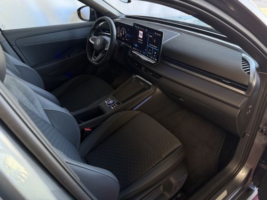 Volkswagen T-Roc 1.5 eTsi R-LINE 150PK EDITION TREKHAAK BLACK STYLE 19''LMV IQ LED/GRIL/LOGO STOEL/STUUR.VERW ELEK... ActivLease financial lease