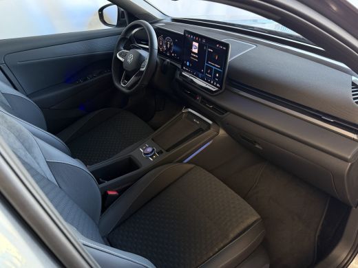 Volkswagen T-Roc 1.5 eTsi R-LINE 150PK EDITION TREKHAAK BLACK STYLE 19''LMV IQ LED/GRIL/LOGO STOEL/STUUR.VERW ELEK... ActivLease financial lease