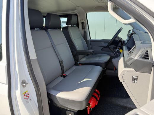 Volkswagen Transporter 2.0 TDI / L2H1 / 6-PERS DUBBELE CABINE / ZEER NETJES / ACHTERKLEP / INRICHTING / CRUISE ActivLease financial lease