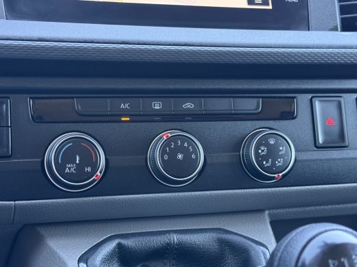 Volkswagen Transporter 2.0 TDI / L2H1 / 6-PERS DUBBELE CABINE / ZEER NETJES / ACHTERKLEP / INRICHTING / CRUISE ActivLease financial lease