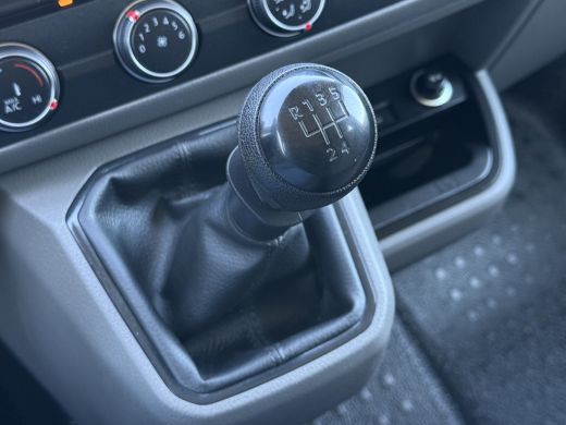 Volkswagen Transporter 2.0 TDI / L2H1 / 6-PERS DUBBELE CABINE / ZEER NETJES / ACHTERKLEP / INRICHTING / CRUISE ActivLease financial lease