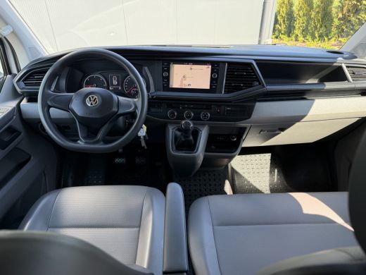 Volkswagen Transporter 2.0 TDI / L2H1 / 6-PERS DUBBELE CABINE / ZEER NETJES / ACHTERKLEP / INRICHTING / CRUISE ActivLease financial lease