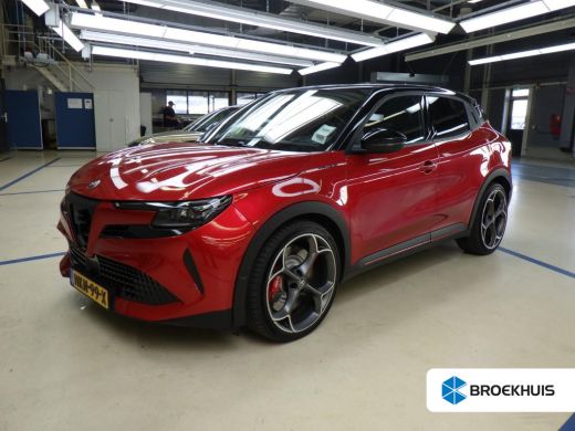 Alfa Romeo Junior Elettrica Veloce 280pk 54 kWh | Nieuwprijs &euro;55.000,- | Panorama/schuifdak | Sabelt sportstoelen |...
