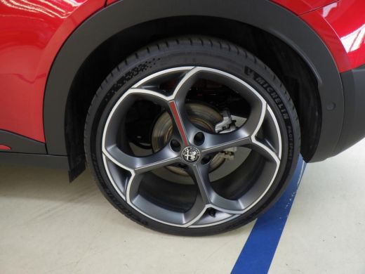 Alfa Romeo Junior Elettrica Veloce 280pk 54 kWh | Nieuwprijs &euro;55.000,- | Panorama/schuifdak | Sabelt sportstoelen |... ActivLease financial lease