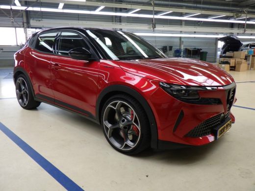 Alfa Romeo Junior Elettrica Veloce 280pk 54 kWh | Nieuwprijs &euro;55.000,- | Panorama/schuifdak | Sabelt sportstoelen |... ActivLease financial lease