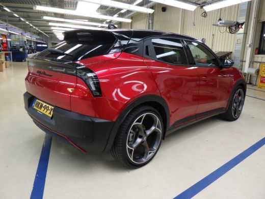 Alfa Romeo Junior Elettrica Veloce 280pk 54 kWh | Nieuwprijs &euro;55.000,- | Panorama/schuifdak | Sabelt sportstoelen |... ActivLease financial lease