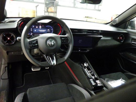 Alfa Romeo Junior Elettrica Veloce 280pk 54 kWh | Nieuwprijs &euro;55.000,- | Panorama/schuifdak | Sabelt sportstoelen |... ActivLease financial lease
