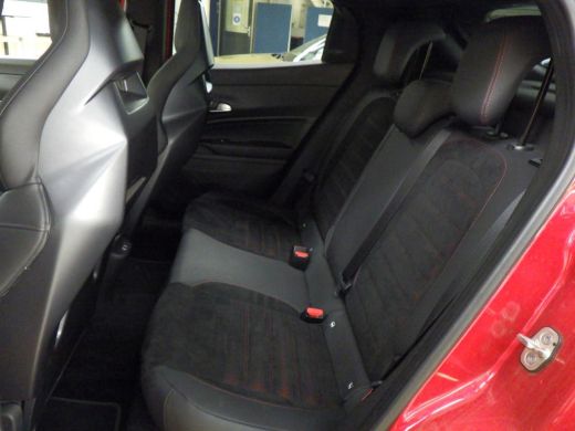 Alfa Romeo Junior Elettrica Veloce 280pk 54 kWh | Nieuwprijs &euro;55.000,- | Panorama/schuifdak | Sabelt sportstoelen |... ActivLease financial lease
