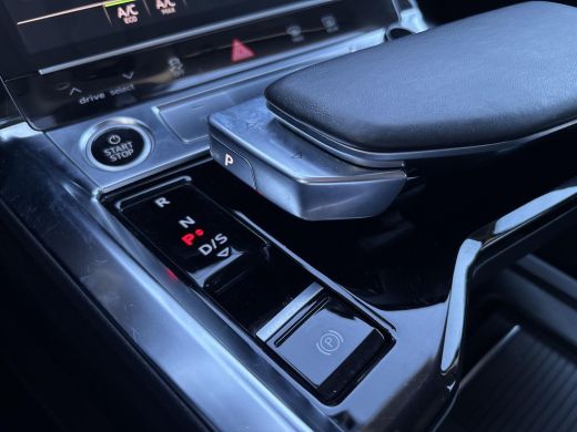 Audi e-tron 55 quattro Business edition 95 kWh | GEEN AFLEVERKOSTEN | SOH 92,6% | Navigatiesysteem | Electris... ActivLease financial lease