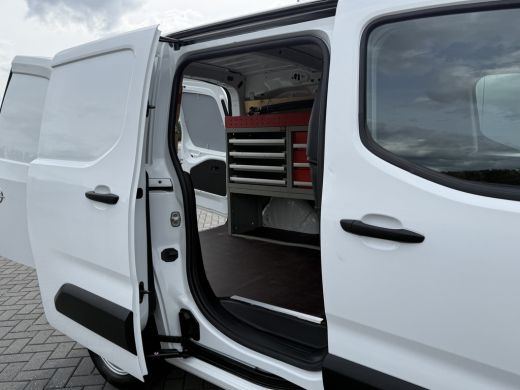 Opel Combo 1.5D 100 PK / L1H1 / 1e EIG. / TREKHAAK / AIRCO / CRUISE / CAMERA / INRICHTING / NAVI ActivLease financial lease