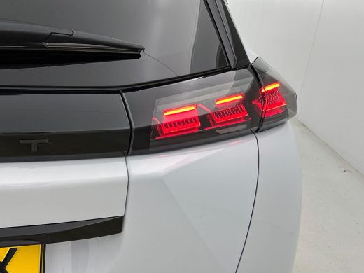 Peugeot 2008 1.2 PureTech 130 Allure CAMERA | CARPLAY & NAVI | STOF-LEER ActivLease financial lease