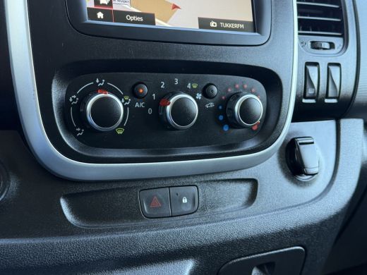 Renault Trafic 2.0 dCi 145 PK / AUTOMAAT / L1H1 / 2x SCHUIFDEUR / SORTIMO INRICHTING / TREKHAAK / IMPERIAAL ActivLease financial lease