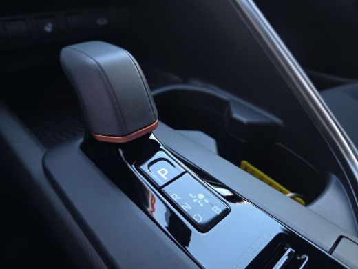 Toyota C-HR 2.0 Plug-in Hybrid 220 Dynamic | Apple CarPlay | Blindspot | Rijklaar incl. garantie | ActivLease financial lease