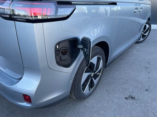 Volkswagen ID. Buzz 1st 77kWh | IQ Light | Adaptive Cruise | Camera | SOH 98% | Elec. Achterklep ActivLease financial lease