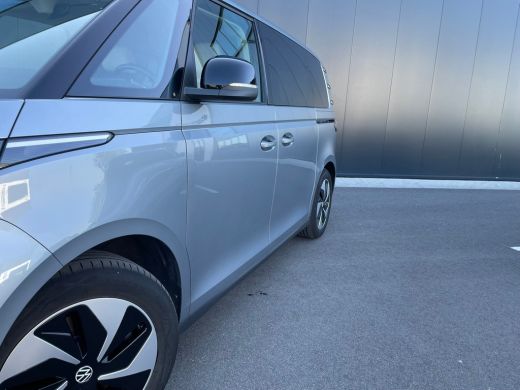 Volkswagen ID. Buzz 1st 77kWh | IQ Light | Adaptive Cruise | Camera | SOH 98% | Elec. Achterklep ActivLease financial lease