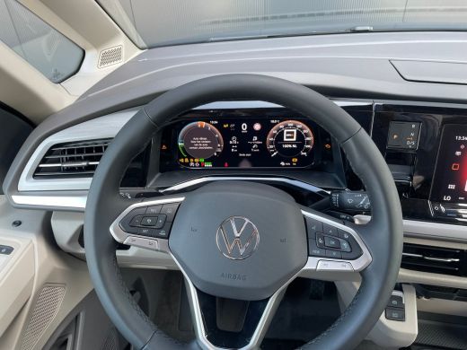 Volkswagen Multivan eHybrid 4MOTION L2 | Bulli | Leder | Glazen Dak | Vis-a-Vis | Houtlook Vloer | 4-Seizoenen Banden ActivLease financial lease