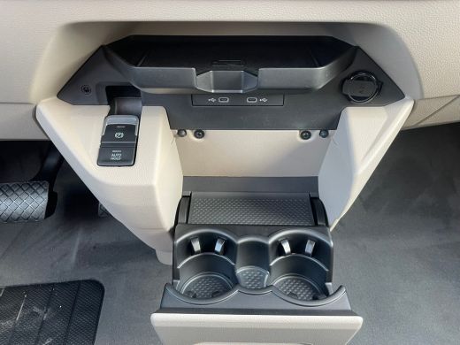 Volkswagen Multivan eHybrid 4MOTION L2 | Bulli | Leder | Glazen Dak | Vis-a-Vis | Houtlook Vloer | 4-Seizoenen Banden ActivLease financial lease