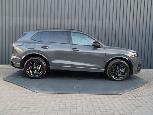 Volkswagen Tiguan 1.5 eTSI R-Line Edition | Trekhaak wegkl. | 360 Camera | Side Assist | IQ Light | Prijs Rijklaar!! ActivLease financial lease