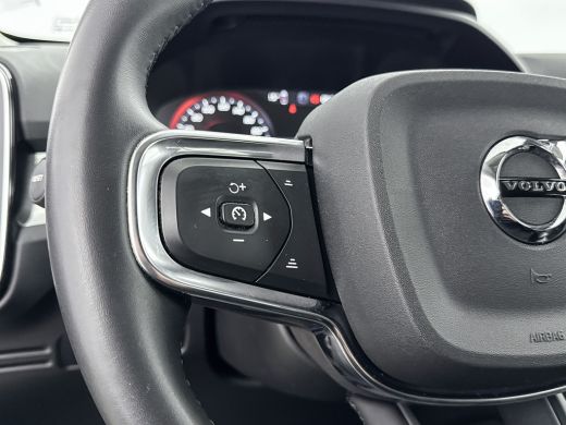Volvo  XC40 T2 A/T Momentum Business | 18" | Stoel/Stuurverwarming | Parkeercamera | Getint Glas | Adaptieve ... ActivLease financial lease