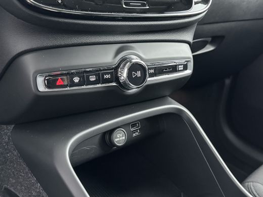 Volvo  XC40 T2 A/T Momentum Business | 18" | Stoel/Stuurverwarming | Parkeercamera | Getint Glas | Adaptieve ... ActivLease financial lease