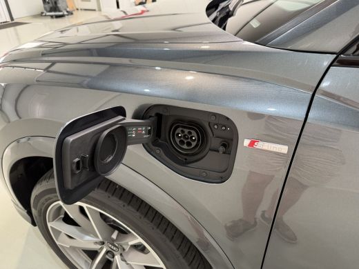 Audi Q3 45 TFSI e 245pk S Edition | Leder | Camera | Keyless ActivLease financial lease