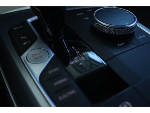 BMW 3 Serie Touring 330 e Luxury Line | Driving Professional | Head-up | Trekhaak | Camera | Stoelverwarming ... ActivLease financial lease