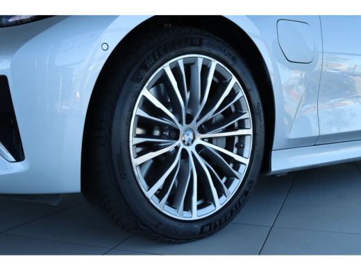 BMW 3 Serie Touring 330 e Luxury Line | Driving Professional | Head-up | Trekhaak | Camera | Stoelverwarming ... ActivLease financial lease