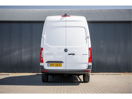 Mercedes-Benz Sprinter 311 CDI L2H2 | Volledig Ingericht | Mbux | Camera | Navi | Climatronic ActivLease financial lease
