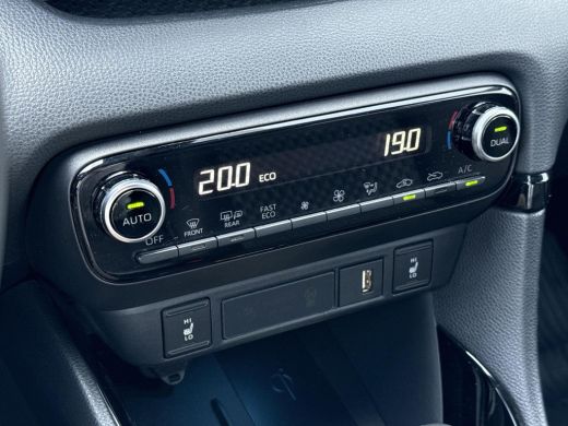 Toyota Yaris 1.5 Hybrid Executive **STOEL EN STUURWIELVERWARMING/ HEAD-UP DISPLAY/ 36 MAANDEN GARANTIE ActivLease financial lease