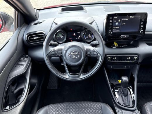 Toyota Yaris 1.5 Hybrid Executive **STOEL EN STUURWIELVERWARMING/ HEAD-UP DISPLAY/ 36 MAANDEN GARANTIE ActivLease financial lease