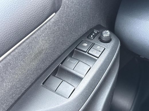 Toyota Yaris 1.5 Hybrid Executive **STOEL EN STUURWIELVERWARMING/ HEAD-UP DISPLAY/ 36 MAANDEN GARANTIE ActivLease financial lease