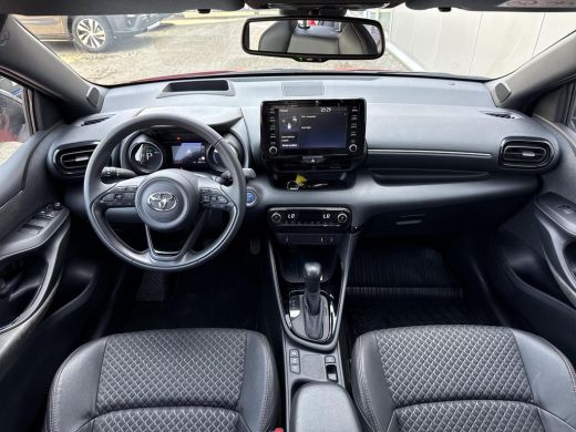 Toyota Yaris 1.5 Hybrid Executive **STOEL EN STUURWIELVERWARMING/ HEAD-UP DISPLAY/ 36 MAANDEN GARANTIE ActivLease financial lease