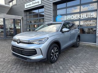 Volkswagen Tiguan 1.5 TSI eHybrid 204 pk Life | Achteruitrijcamera | Assistance package including Adaptive Cruise C...