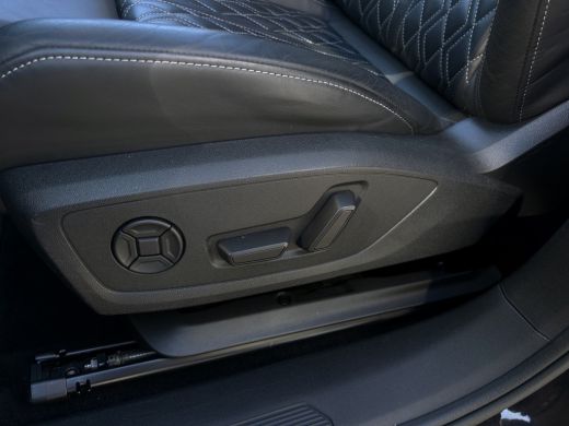 Audi Q4 e-tron 40 S-Line Competition 77 kWh | Pano | Adap. Cruise Control | CarPlay | Sonos o | Stoelverwarming ... ActivLease financial lease