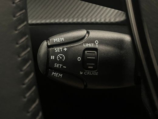 Peugeot 2008 1.2 PureTech 100 Allure Camera | Stoelverwarming | Navigatie | Carplay | Digitaal Dashboard | 17"... ActivLease financial lease