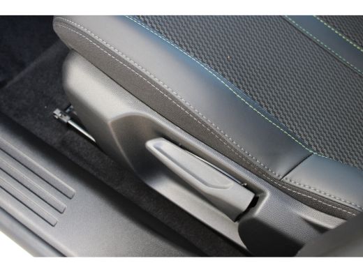 Peugeot e-2008 EV GT Avantage 54 kWh | Fase 3 laden | Navigatie | Camera voor + achter | Apple carplay | NL auto... ActivLease financial lease