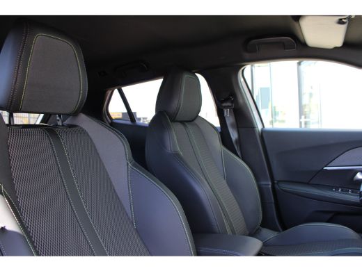 Peugeot e-2008 EV GT Avantage 54 kWh | Fase 3 laden | Navigatie | Camera voor + achter | Apple carplay | NL auto... ActivLease financial lease