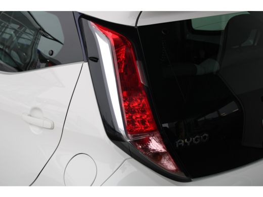 Toyota Aygo 1.0 VVT-i x-nav | Navigatie | Achteruitrijcamera | Cruise control | Elektrische ramen voor | ActivLease financial lease