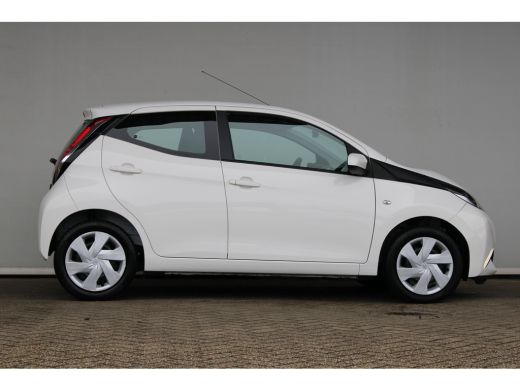 Toyota Aygo 1.0 VVT-i x-nav | Navigatie | Achteruitrijcamera | Cruise control | Elektrische ramen voor | ActivLease financial lease