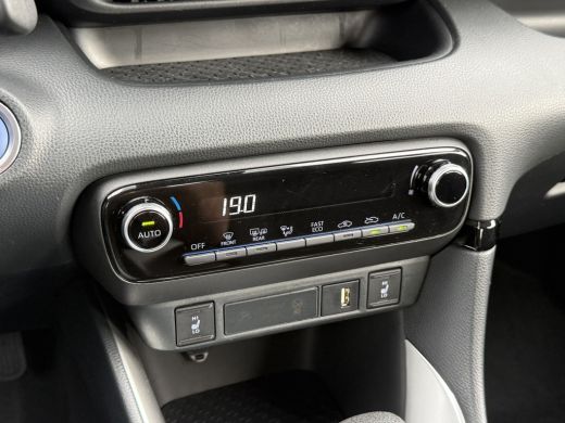 Toyota Yaris 1.5 Hybrid Dynamic | Trekhaak | CarPlay | ACC | Camera | Keyless | 16 inch ActivLease financial lease